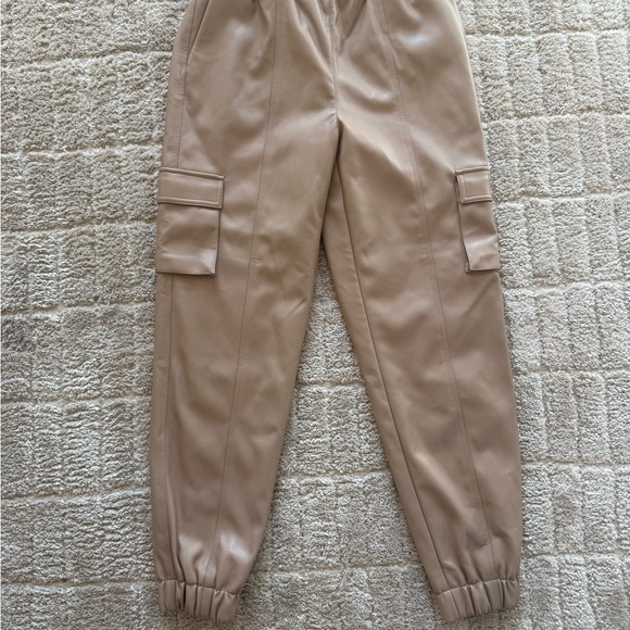 ALO Yoga Pants - ALO Yoga Tan Cargo Joggers